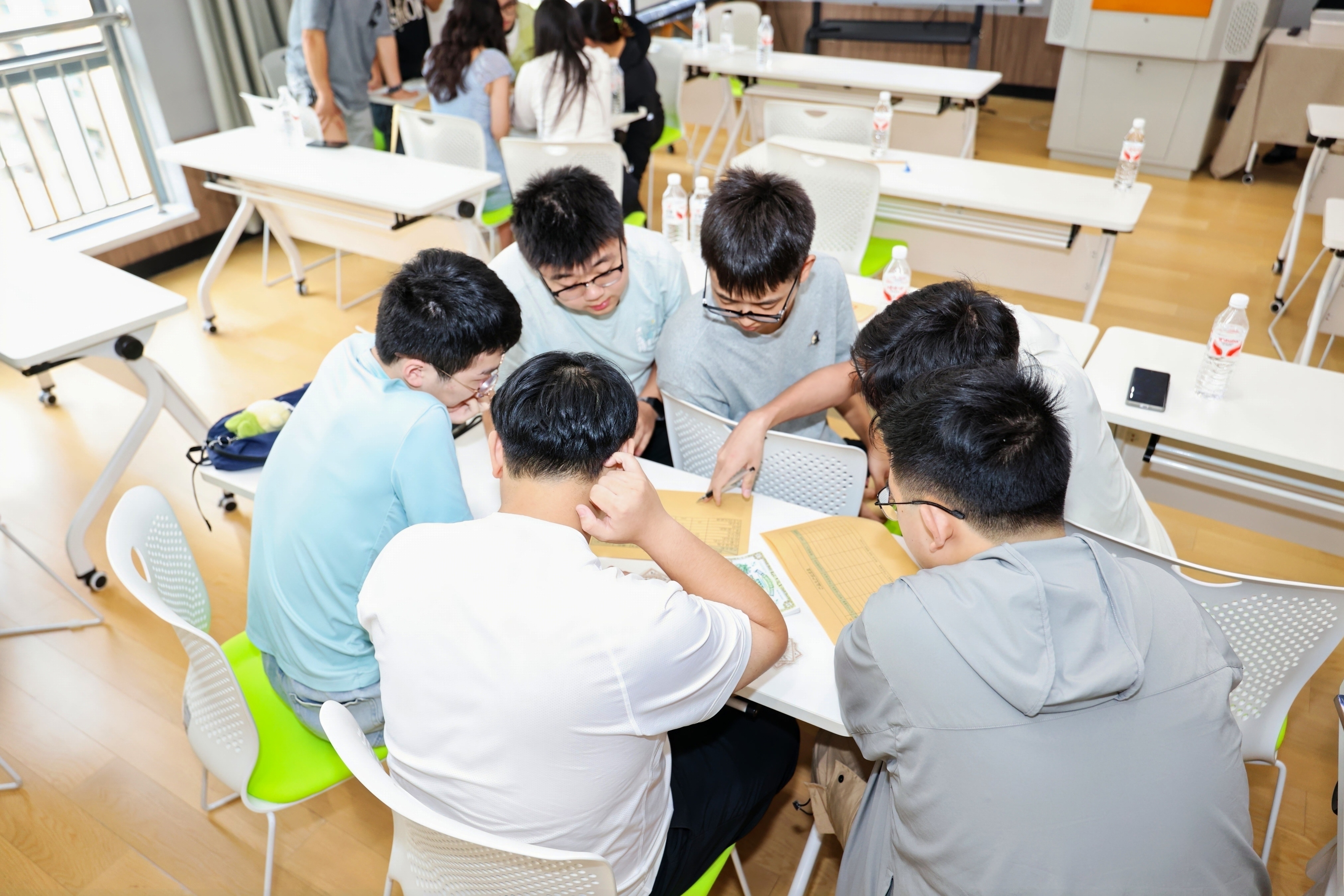职业体验训练营模拟创业开股东会议（杭州市总工会供图）