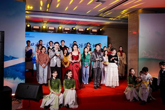 节日我在岗｜海外过节送祝福